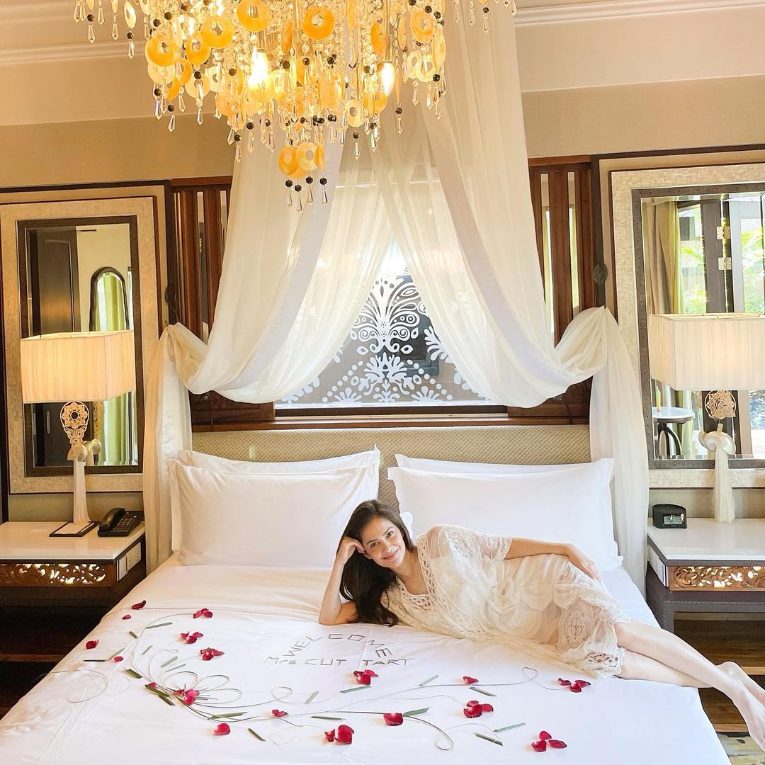 Cut Tari Rebahan Manja Pakai Gaun Malam, Netizen Histeris: Kaki oh Kaki, Mulus Banget itu Kakinya