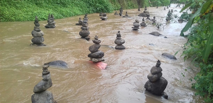 Batu Tersusun di Sungai Menyerupai Candi, Ada Aroma Mistis
