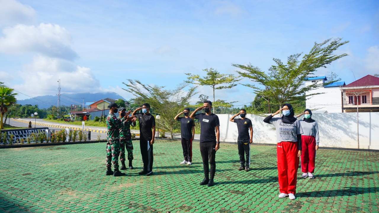 Personel Satgas Yonif 642 Berikan Pelatihan Bela Negara Kepada CPNS Cabjari Sanggau di Entikong