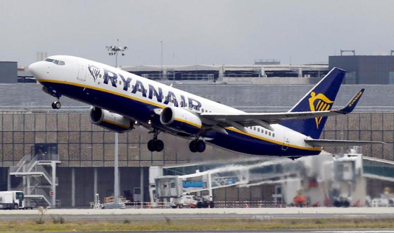 Ryanair Pecat Awak Kabinnya yang 'Tidur Semalaman' di Lantai Bandara