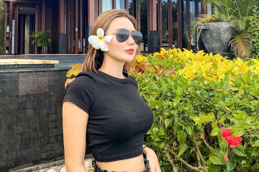 Potret Wika Salim Pakai Kaus Hitam Bikin Salfok