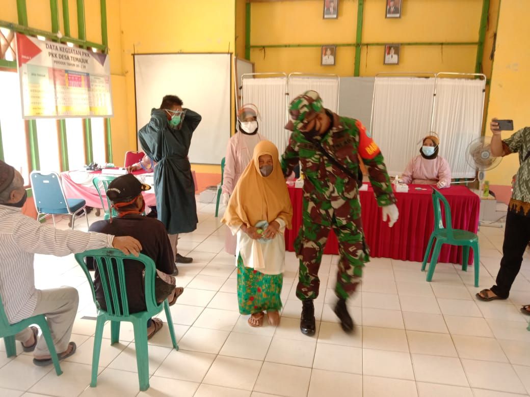 Babinsa Temajuk Dampingi Vaksinasi Pada Lansia