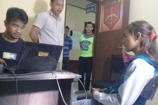 Pengakuan Pengantin dan Waria yang Hibur Resepsi Pernikahan