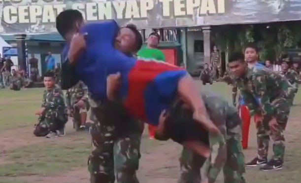 Wah! Dilatih Anggota TNI, Begini Kemampuan Bocah Adu Beladiri Lawan Empat Prajurit