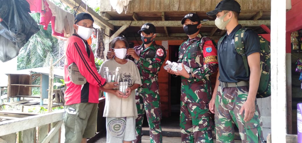 Satgas Pamtas Yonif 642 Distribusikan Hand Sanitizer, Masker dan Vitamin Secara Door To Door