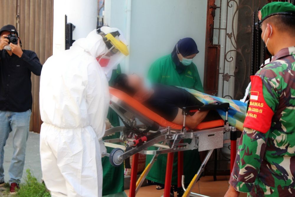 Langsung Tancap Gas, Tim Satgas Jemput Pasien Isolasi Mandiri di Rumah