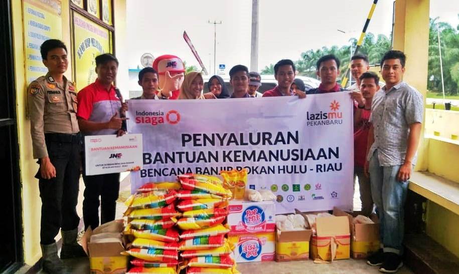 JNE Pekanbaru Salurkan Bantuan untuk Warga Korban Banjir di Rokan Hulu