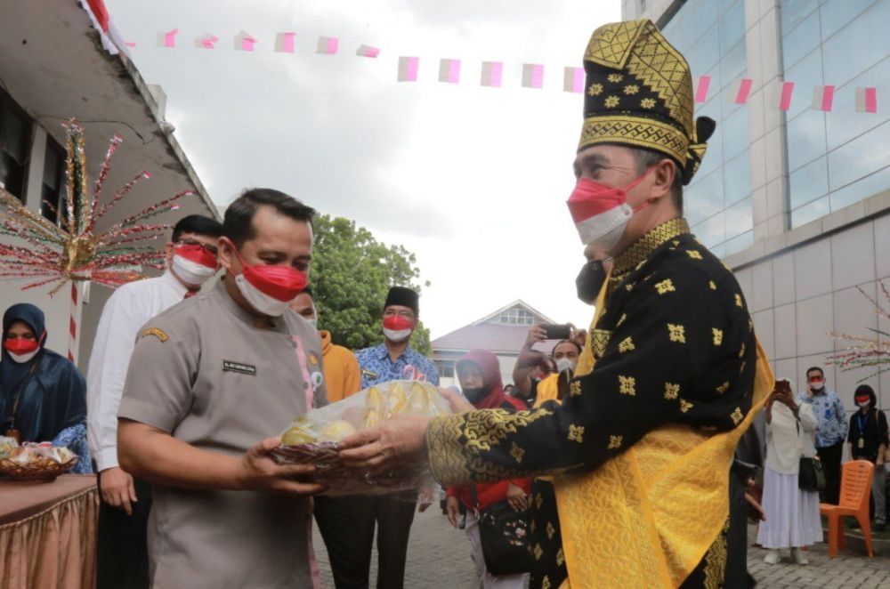Gubernur Riau berikan 440 Paket Buah Segar untuk Tenaga Kesehatan
