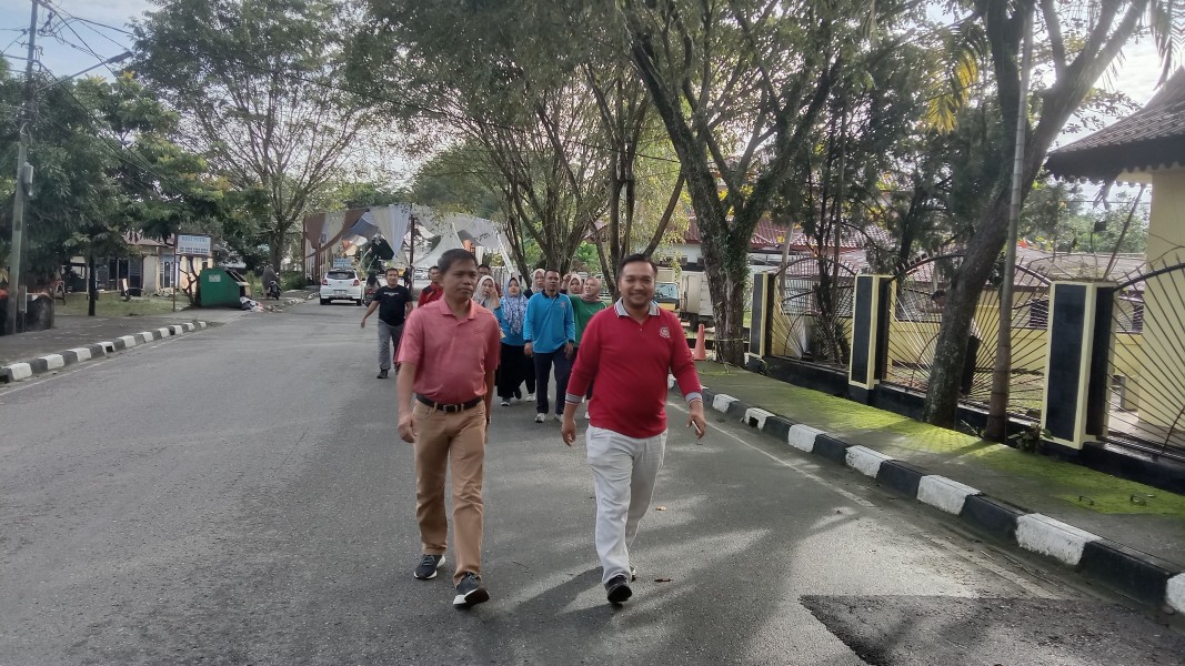 Jalan Sehat Ala Damkar Kampar, Henri Dunant Ajak Staff Untuk Membiasakan Hidup Sehat Dalam Bekerja