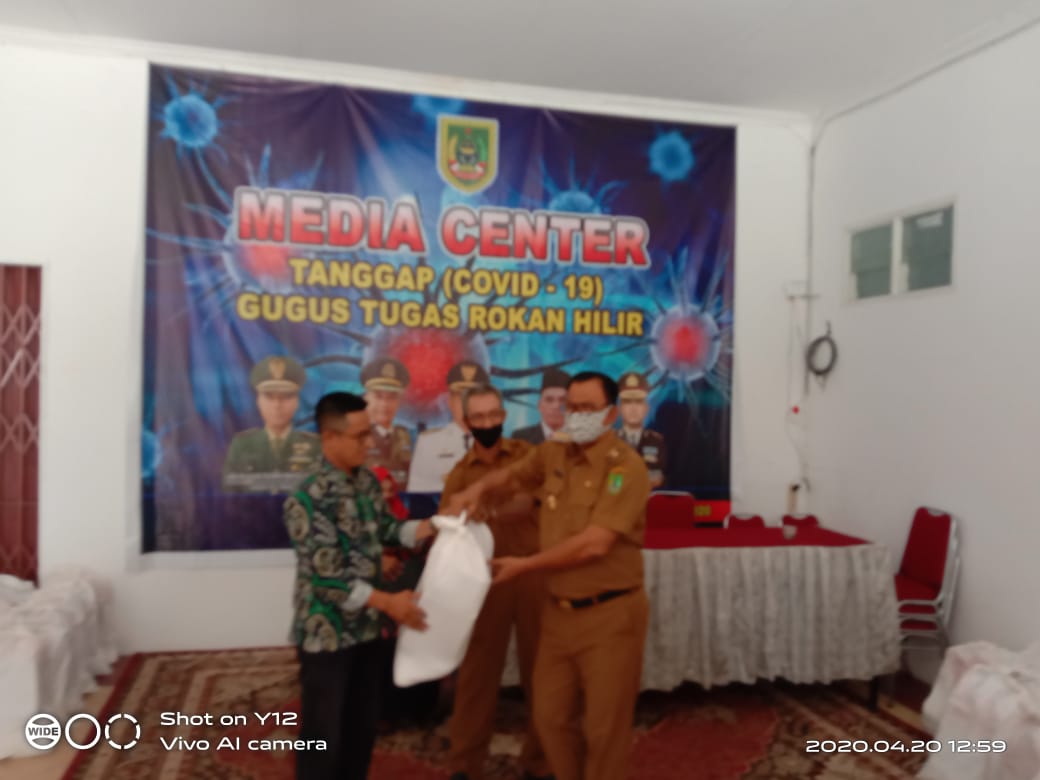 Bagikan Paket Sembako, Bupati Rohil: Ini Tanda Kebersamaan