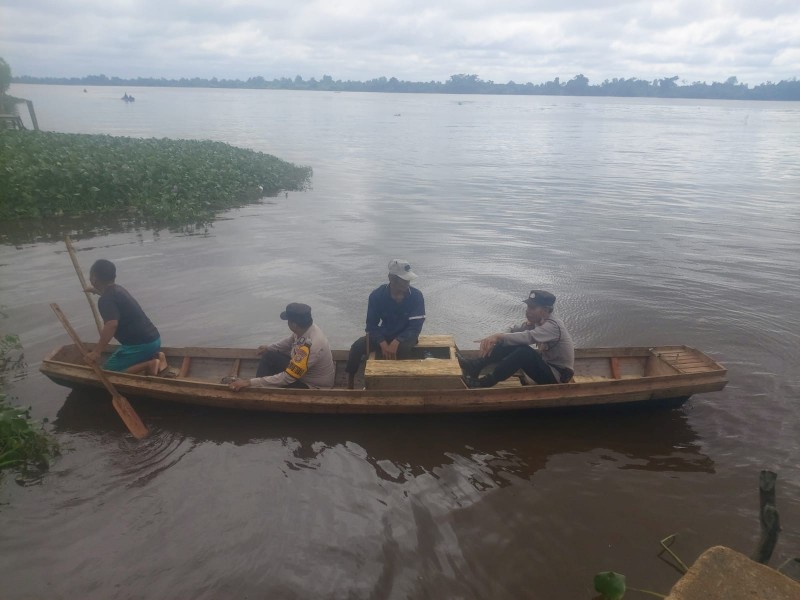 Dengan Perahu Kayu, Personil Polsek Tempuling Lakukan Cooling System di Parit Sekacau