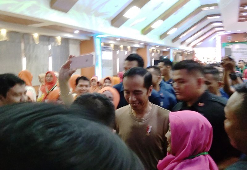 Genitnya Emak-Emak: Gagal Selfie Sama Jokowi, Paspampresnya Juga Enggak Apa-Apa, Deh!