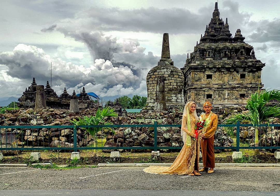 Dianggap Beruntung, Pasangan Ini Pre-Wedding Saat Gunung Merapi Erupsi