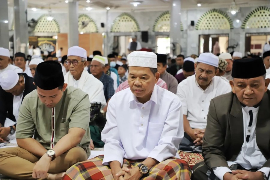 Pj Sekda Inhil Laksanakan Sholat Idul Fitri 1445 H di Masjid Al-Huda Tembilahan