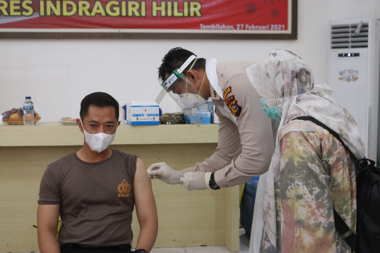 Kapolres Inhil AKBP Dian Setyawan bersama Istri Divaksin