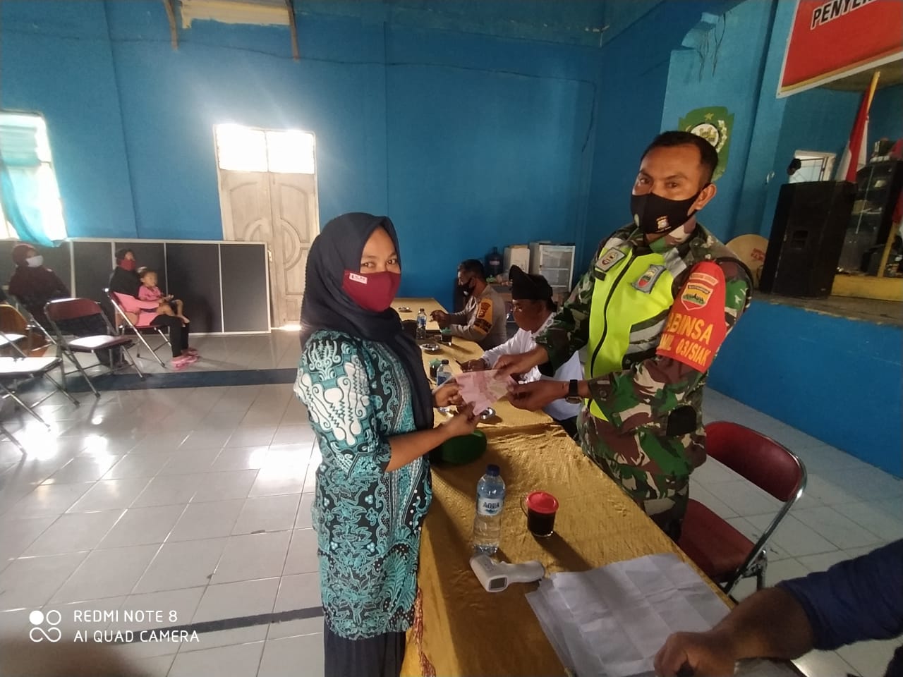 Babinsa Koramil 03/Siak Kawal Pembagian BLT DK