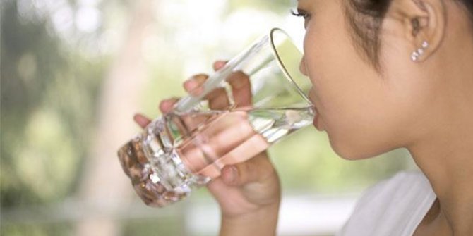 11 Manfaat Kesehatan yang Bisa Diperoleh dari Minum Air Putih saat Perut Kosong