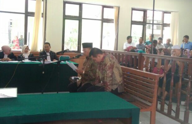 Suparman Menangis Saat Bacakan Pledoi