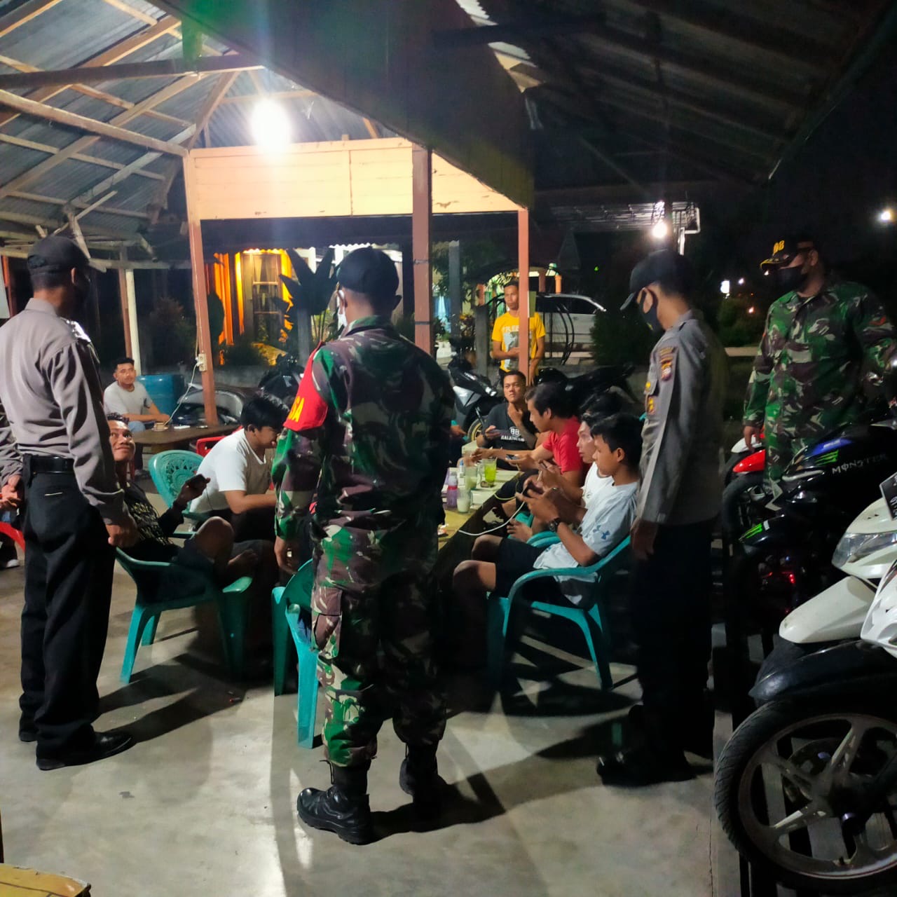 Antisipasi Corona Menyebar, Koramil dan Polsek Teluk Keramat Terapkan Prokes