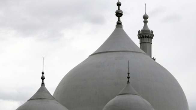 Joget di Depan Masjid, 2 Turis Asing Diburu Aparat