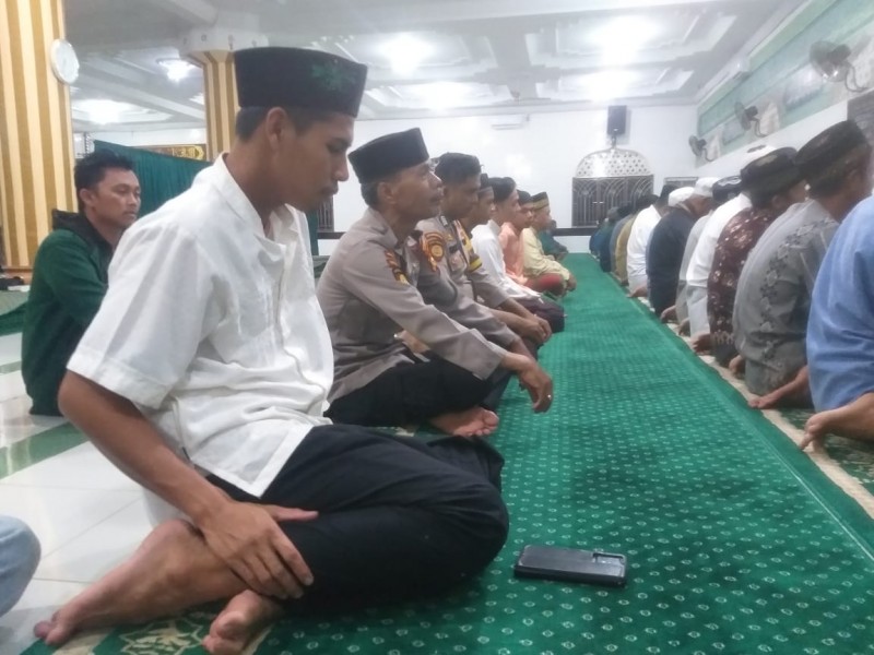 Personil Polsek Tempuling Solat Magrib Berjamaah