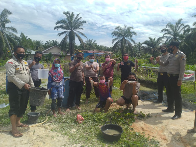 Polsek Koto Gasib Panen Ikan di Kolam, Warga Mendapat Berkah
