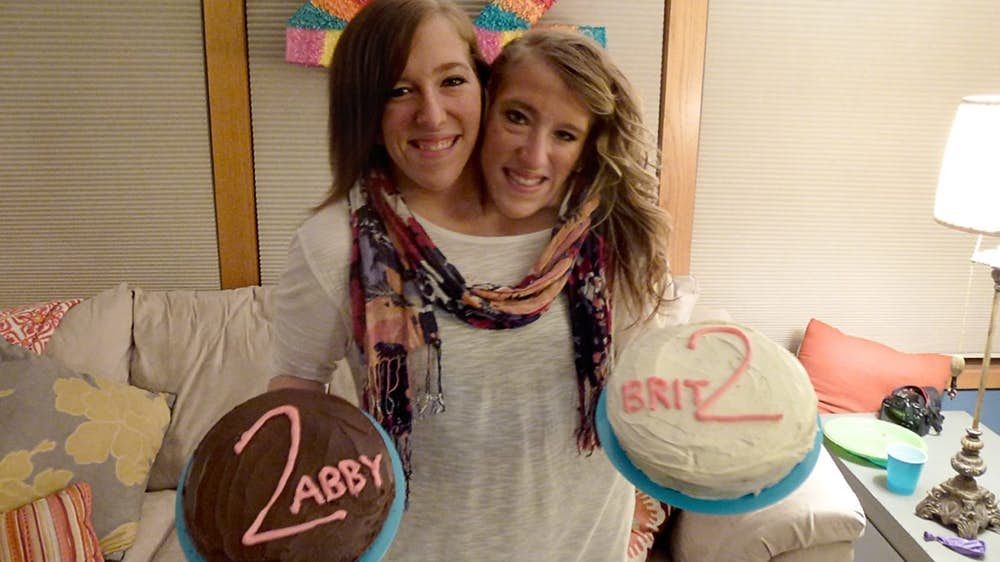 Abby dan Brittany, Guru Kembar Dempet yang Menolak Dipisahkan