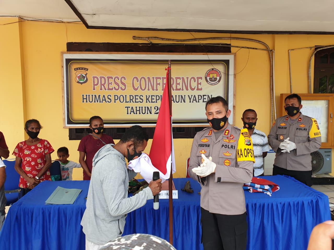 Cium Merah Putih, Naok Orarei Komandan KKB Wilayah Yapen Kembali ke NKRI