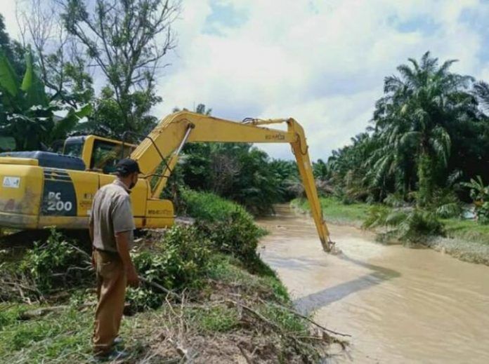 Penuhi Permintaan Masyarakat, Dinas PUPR Pekanbaru Normalisasi Anak Sungai di Rumbai Timur