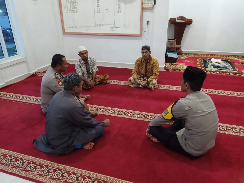 Personil Polsek Tempuling Giat Solat Magrib Berjamaah, ini Harapan Kapolsek