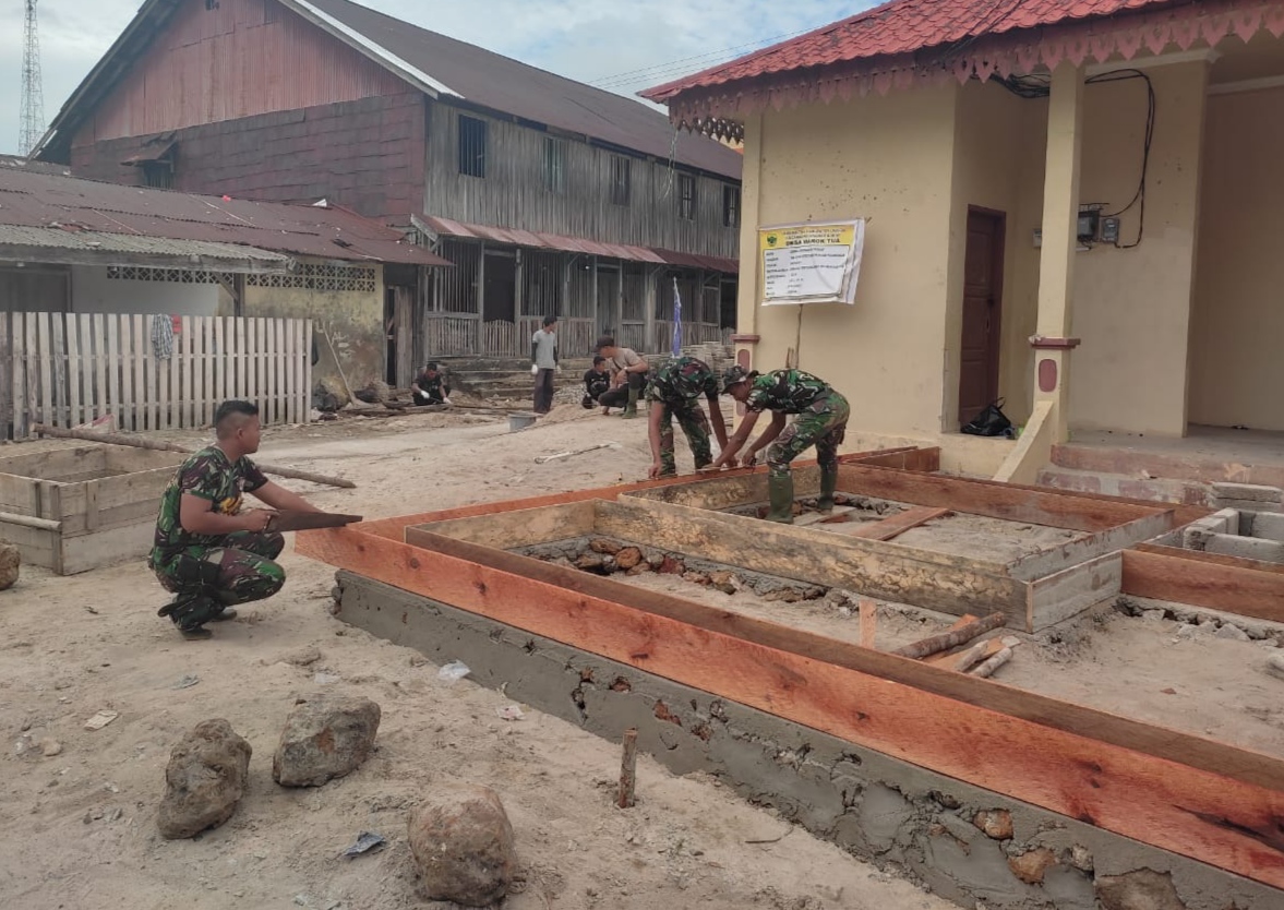 Satgas TMMD Kodim 0315/Bintan Bangun Pos Kamling di Desa Marok Tua