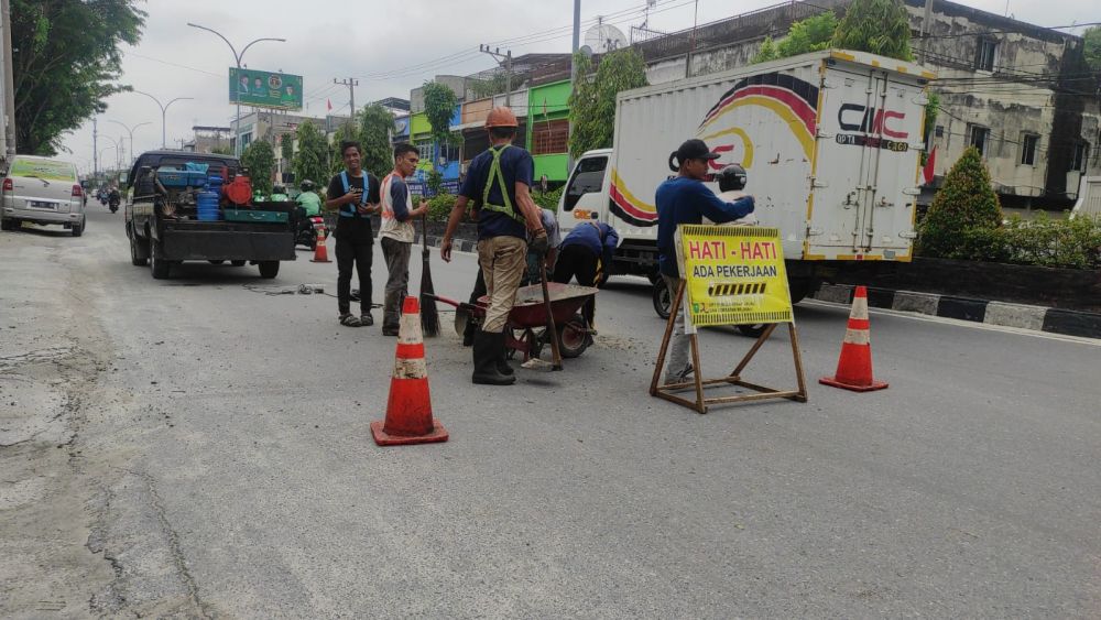 Dinas PUPRKPP Riau Lakukan Perbaikan Jalan Berlubang di Kota Pekanbaru