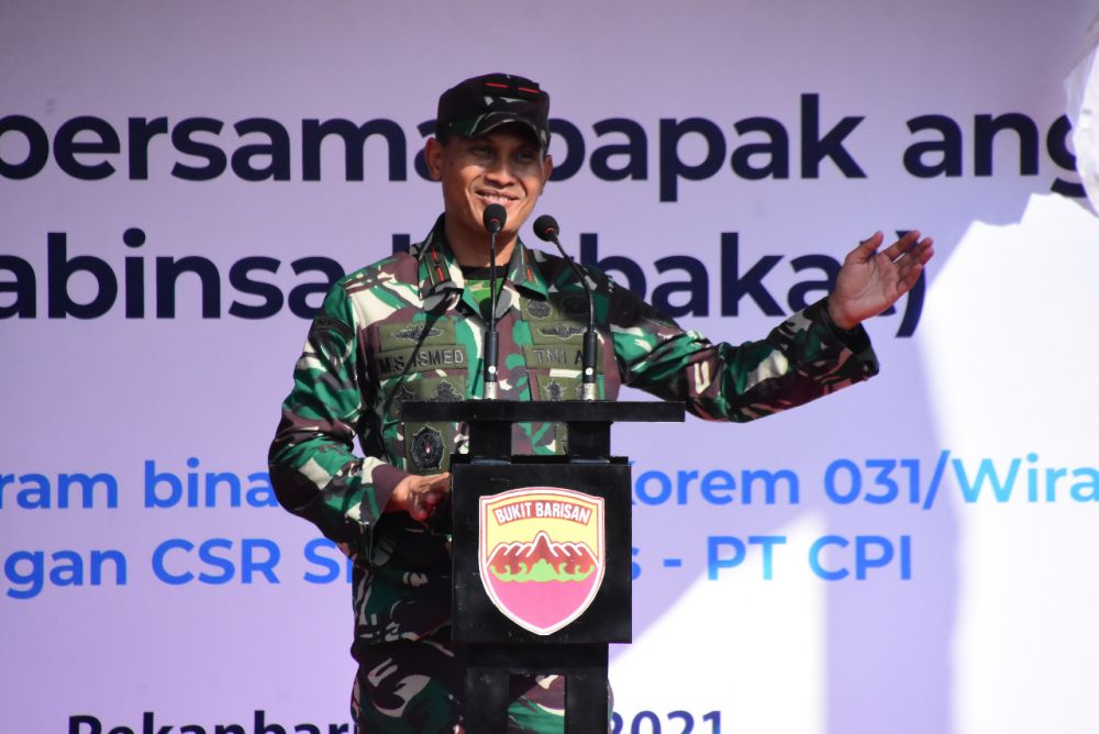 Danrem 031/WB Serahkan 35 Gerobak Usaha Untuk Masyarakat Riau