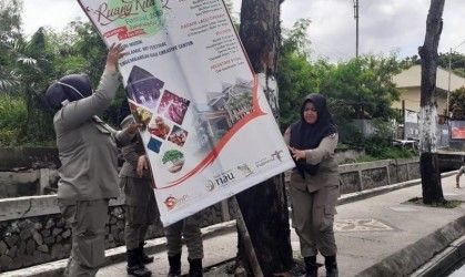 Satpol PP Pekanbaru Copot Paksa 40 Spanduk Kadaluwarsa