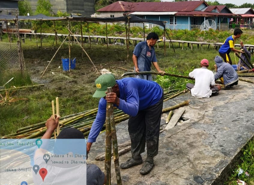 Berpeluh Keringat, KTH Pelaksana Rehabilitasi Mangrove BRGM di Riau Tetap Semangat Membuat Ajir