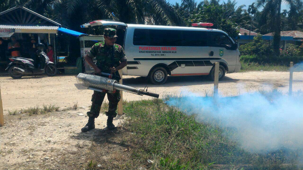 Cegah DBD, Koramil 03/Tempuling dan Puskesmas Kempas Lakukan Fogging