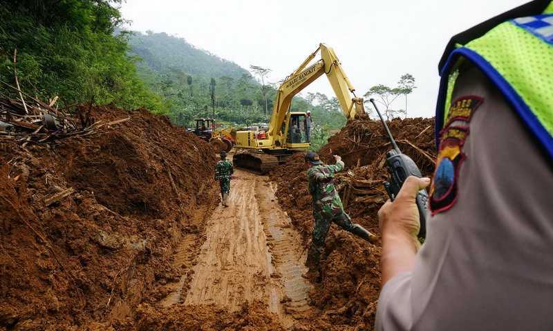 BPBD Siagakan Alat Berat Guna Antisipasi Longsor Perbatasan Riau-Sumbar