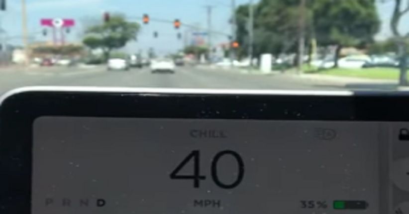 Autopilot Tesla Model 3 Terobos Lampu Merah