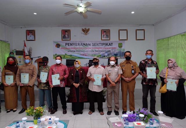 Rahma Serahkan 1.137 Sertifikat Tanah Program PTSL