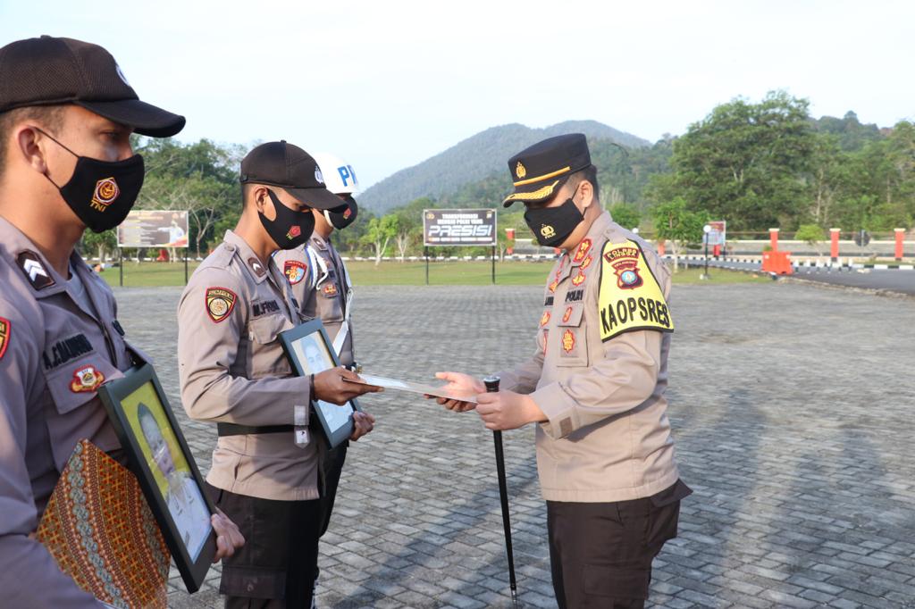 Polres Lingga Menggelar Upacara PTDH terhadap Dua Personil yang Terlibat Penyalahgunaan Narkotika