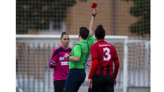 Kencan Ditolak, Pesepak Bola Wanita Ini Kena Kartu Merah