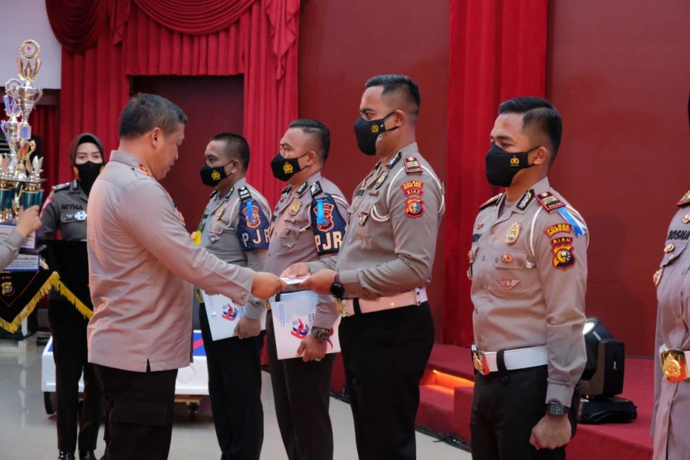 Peringati Hari Lalulintas Ke 66, Personel Polda Riau Terima Penghargaan