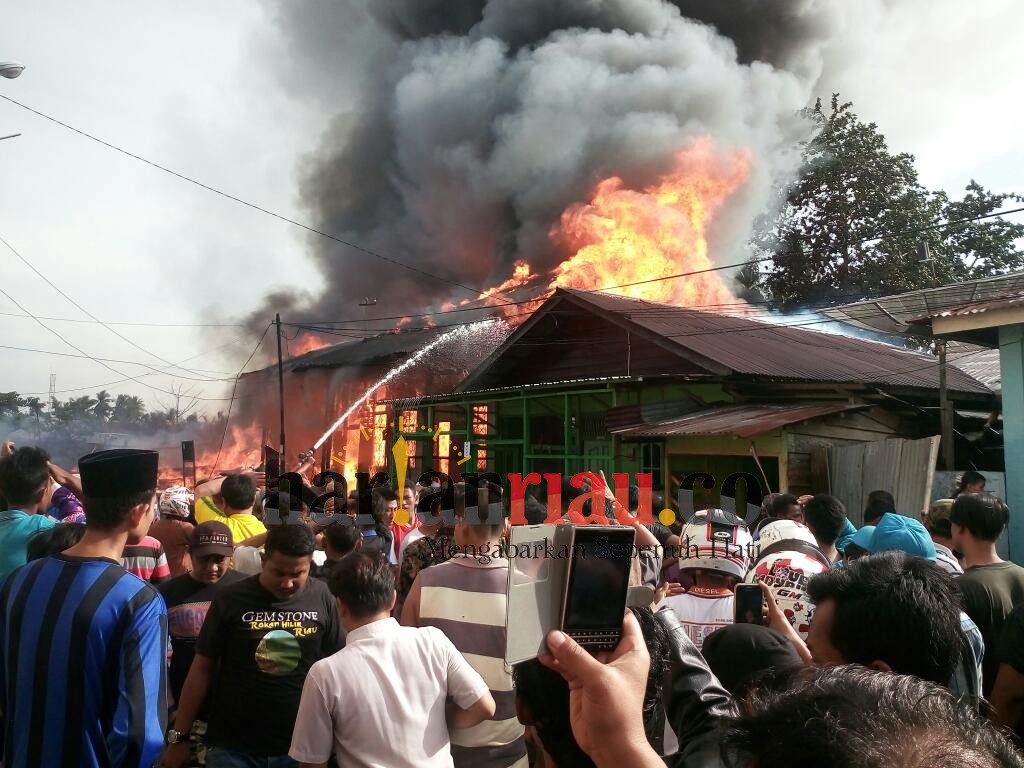 Diduga Akibat Arus Pendek, 11 Rumah di Rohil Ludes Terbakar
