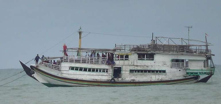 Kapal Kayu Pengangkut BBM Hingga Tenggelam di Meranti