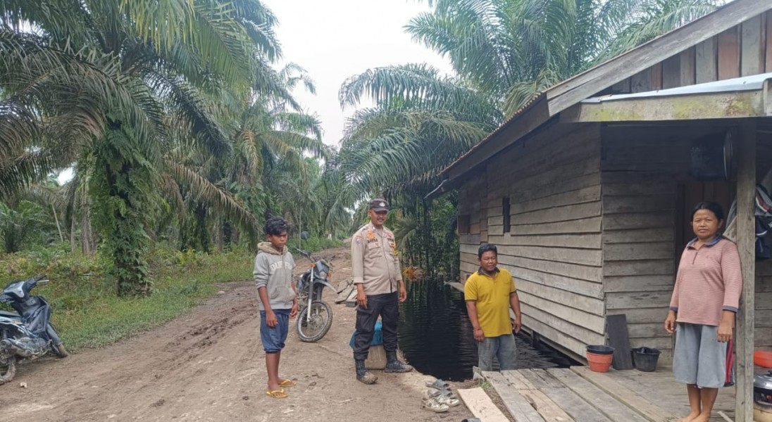 Bripka Agus S Sosialisasi Pemilu Damai di Parit 03 Kamboja Desa Mumpa Kecamatan Tempuling