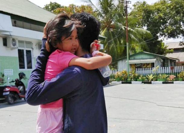 Sempat Terpisahkan Tsunami, Anak 4 Tahun Nan Cantik ini Haru Bisa Kembali Bertemu Kakaknya