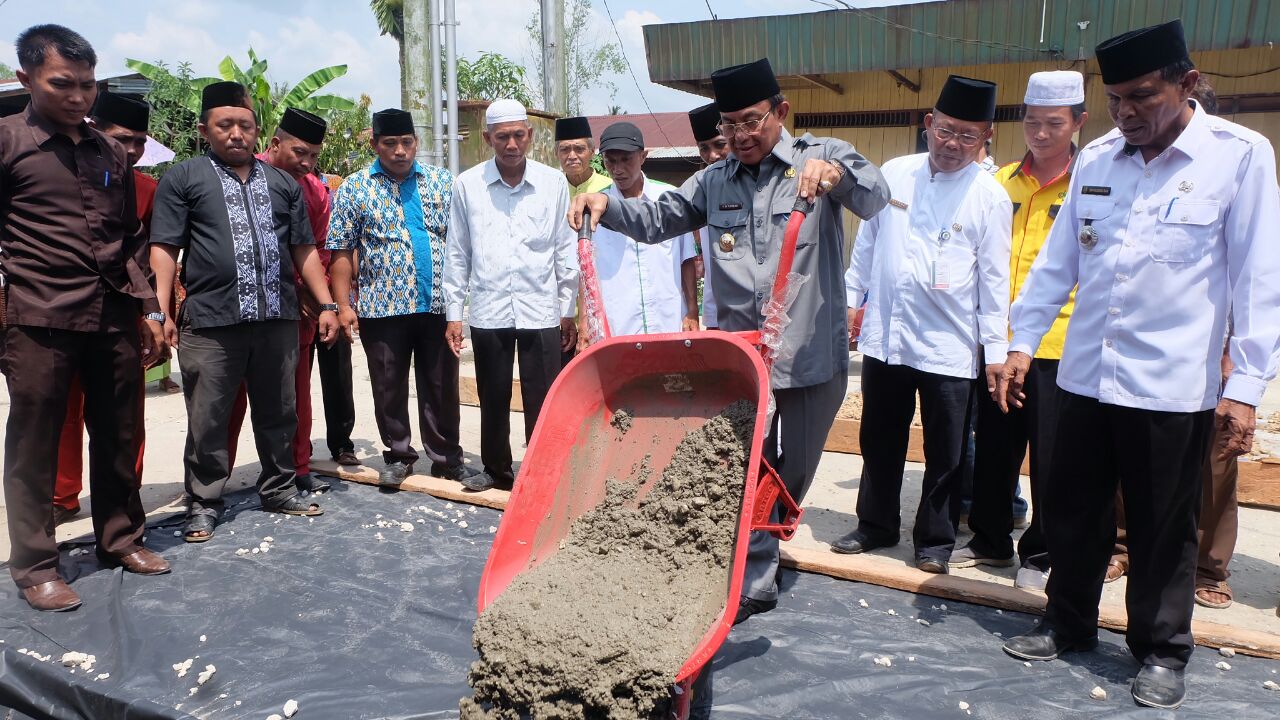 Bupati Inhil Lakukan Pencurahan Cor Pertama Jalan Rabat Beton Desa Pebenaan, Keritang   
