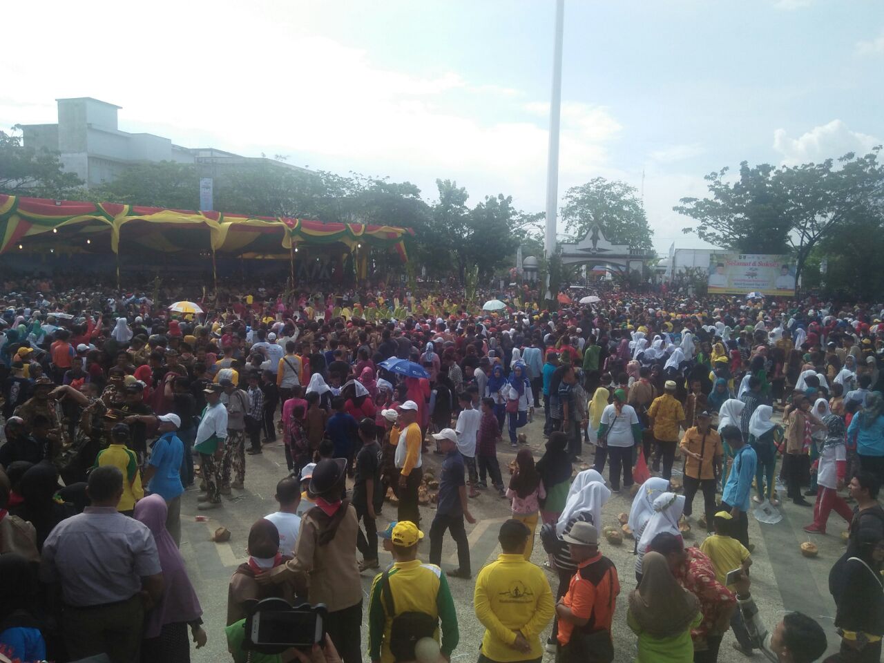 Puluhan Ribu Masyarakat Inhil Rela Berdesakan Di Lapangan Gadjah Mada