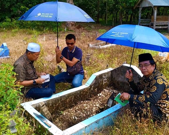 Jelang Ramadhan, Wabub Inhil Ziarah ke Makam Orang Tuanya