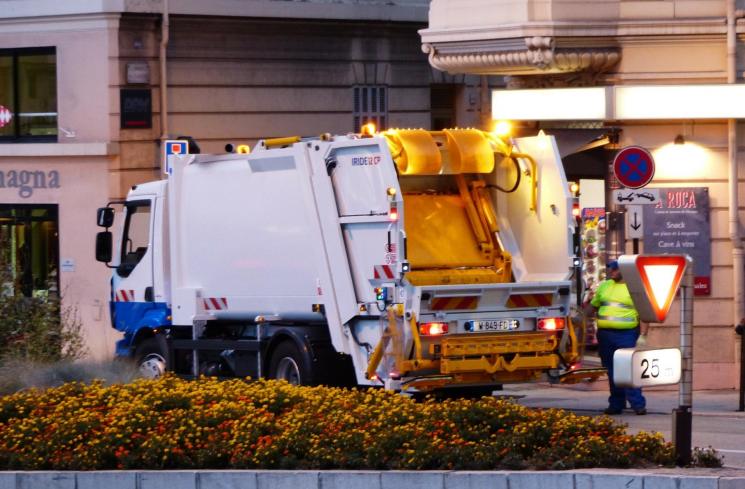 Sedang Traveling, Turis Ini Tertabrak Truk Sampah Tanpa Pengemudi